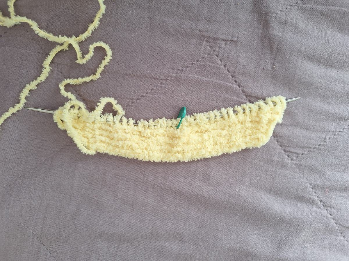 Маркером отмечена середина вязания.