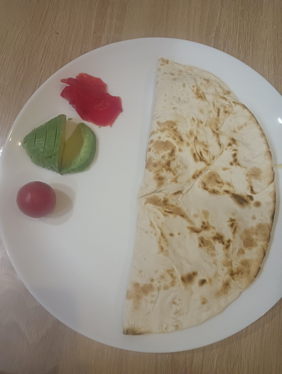 Стала делать себе такой завтрак. Лаваш, начинка творог, сыр, и специи немного. На сухой сковороде обжариваю и хрущу с удовольствием.