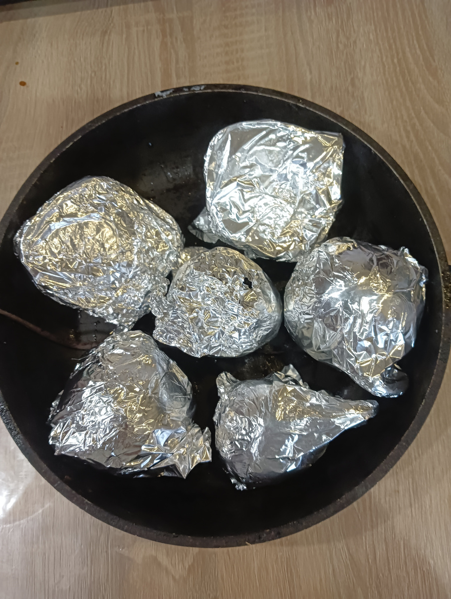 Запекла свеклу в духовке. Понравилось очень. Можно всю неделю салаты делать. Вчера обычный с чесноком и майонезом сделала. Можно ещё яйцо вареное добавить, тоже вкусно.