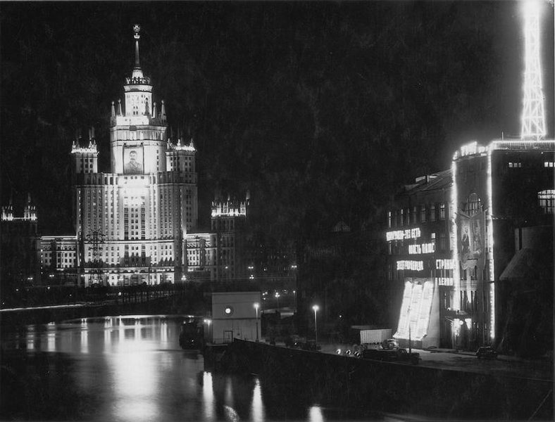 34-я годовщина Октябрьской революции. Жилой дом на Котельнической набережной. Евгений Халдей, 1951 год, г. Москва, Б. Москворецкий мост, МАММ/МДФ, ТАСС.
