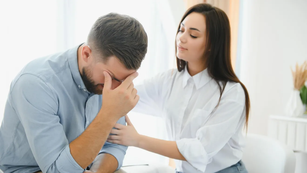 Почему он жалуется годами, но ничего не меняет