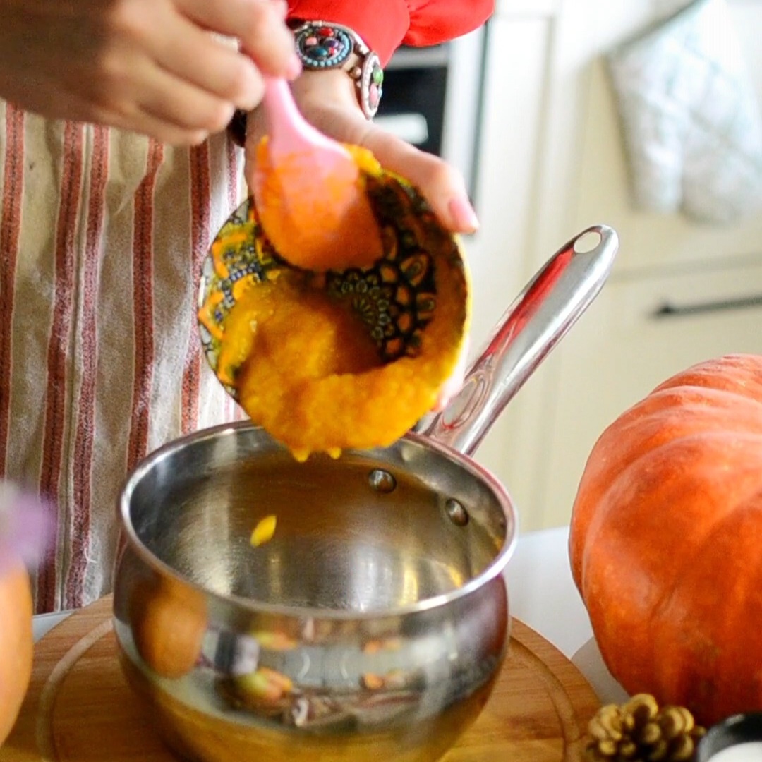 Добавляем тюквенное пюре для зефира