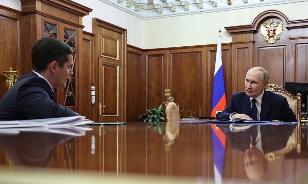 Рабочая встреча В. Путина и Д. Артюхова. Источник: kremlin.ru