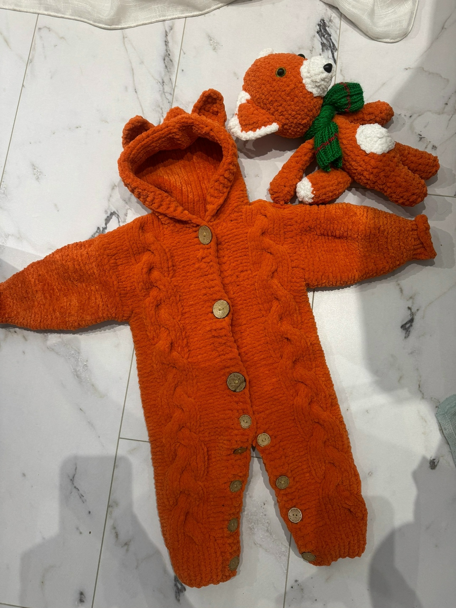 Комбинезон и игрушка - Лисенок.