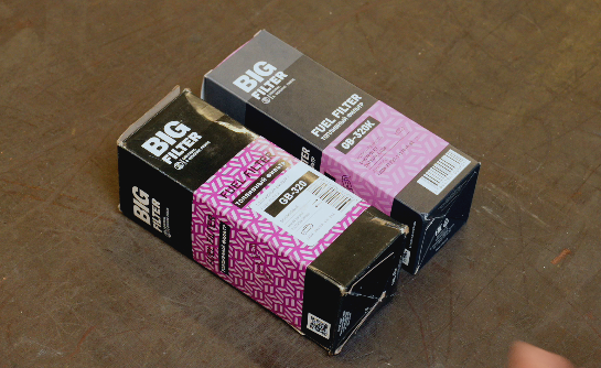 Слева - подделка с наклейкой и ярким принтом, справа - оригинальный фильтр BIG FILTER, номер фильтра напечатан непосредственно на упаковке, сбалансированный дизайн. 