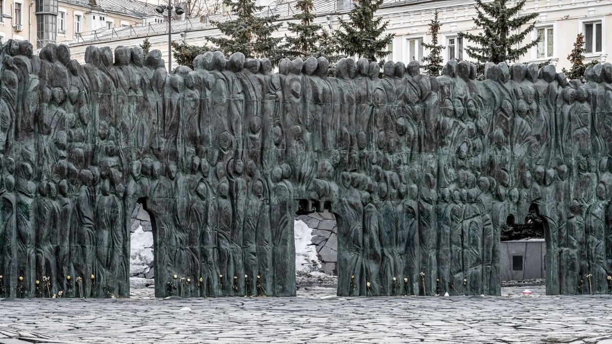    Мемориал жертвам политических репрессий «Стена скорби» в Москве. Фото: Andrei Stepanov/Shutterstock/Fotodom