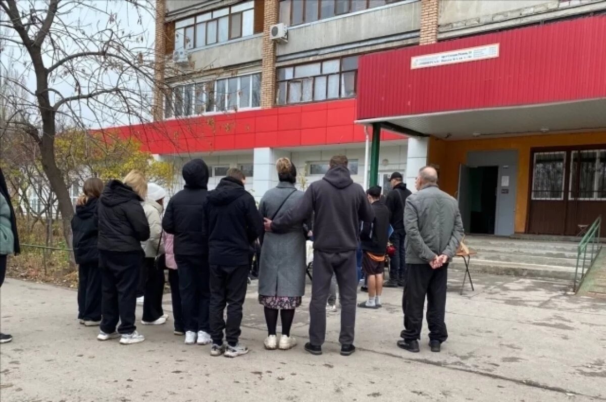    Проститься со школьницей пришли родственники и одноклассники.