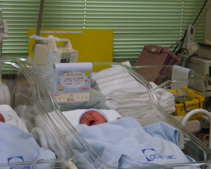 «Он сдал отца в дом престарелых — значит, точно не родной»: в Японии 60-летний водитель грузовика узнал, что его подменили в роддоме