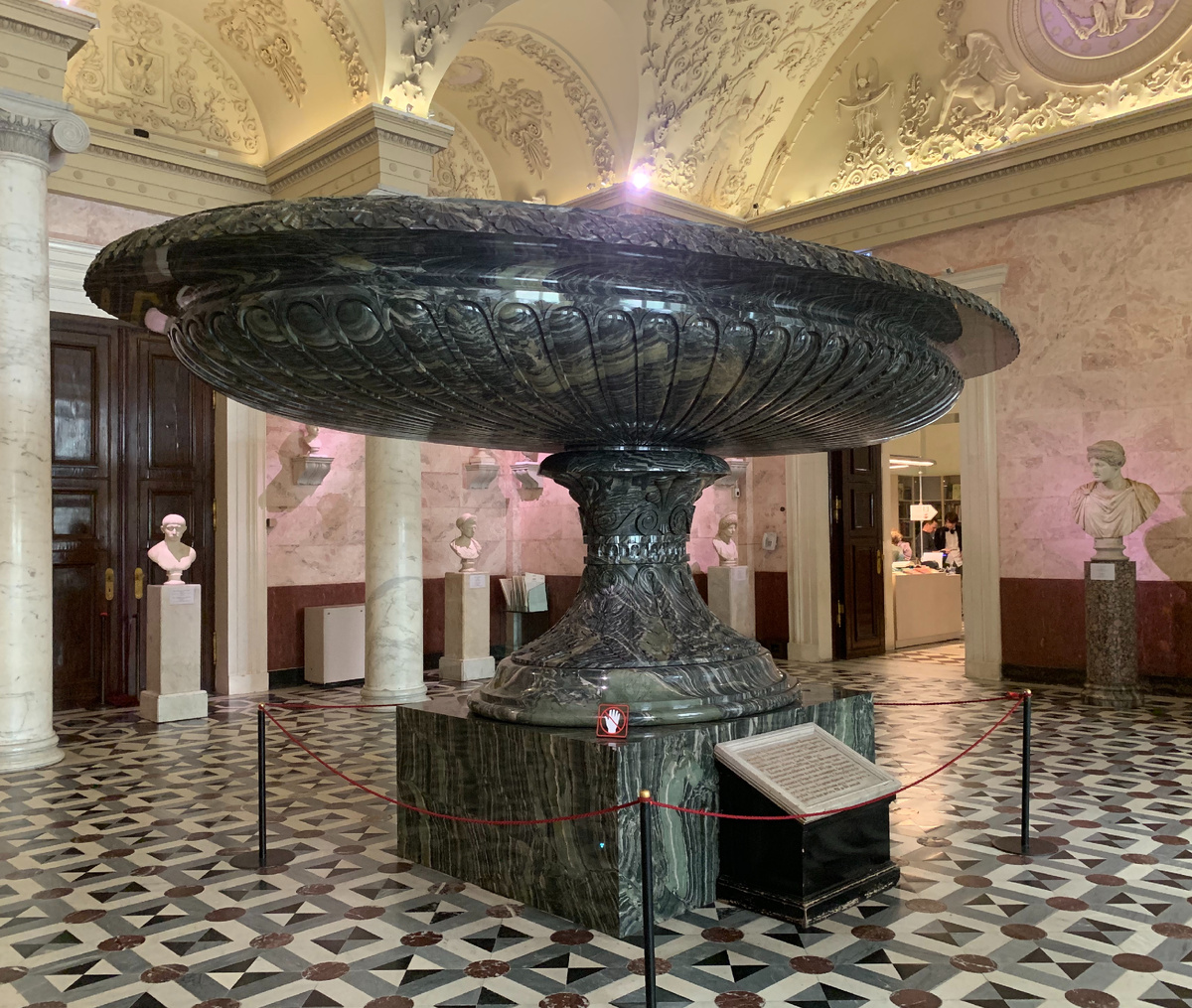 Большая Колыванская ваза. Вес каменного изделия составляет 19 тонн. Высота вазы с пьедесталом — 2,57 м, большой диаметр составляет 5,04 м, а малый — 3,22 м. Это самая большая ваза в России