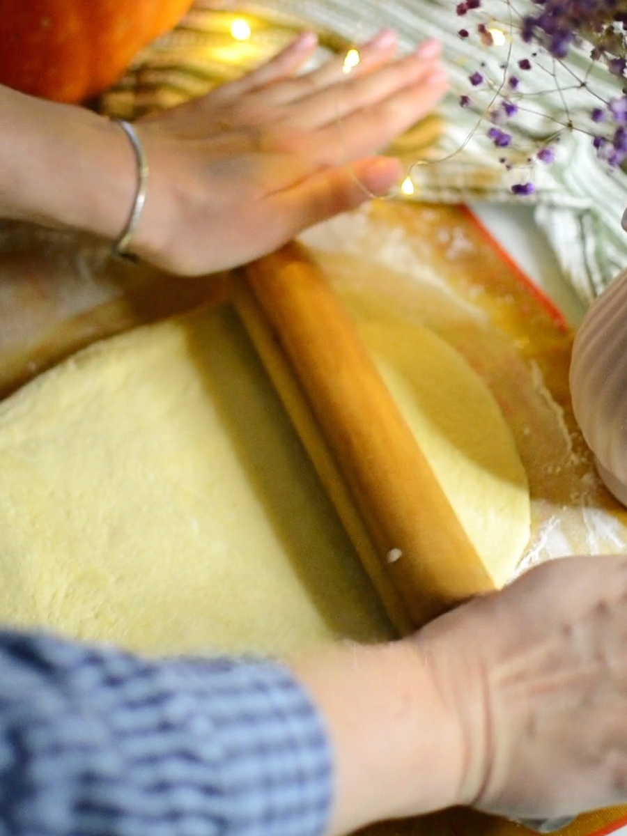 Раскатайте тесто толщиной 5-7 мм