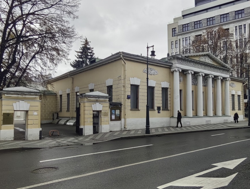 Главный дом усадьбы Лопухиных – Станицкой (Музей Льва Толстого), ул. Пречистенка  дом 11/8, стр. 1 (фото автора)