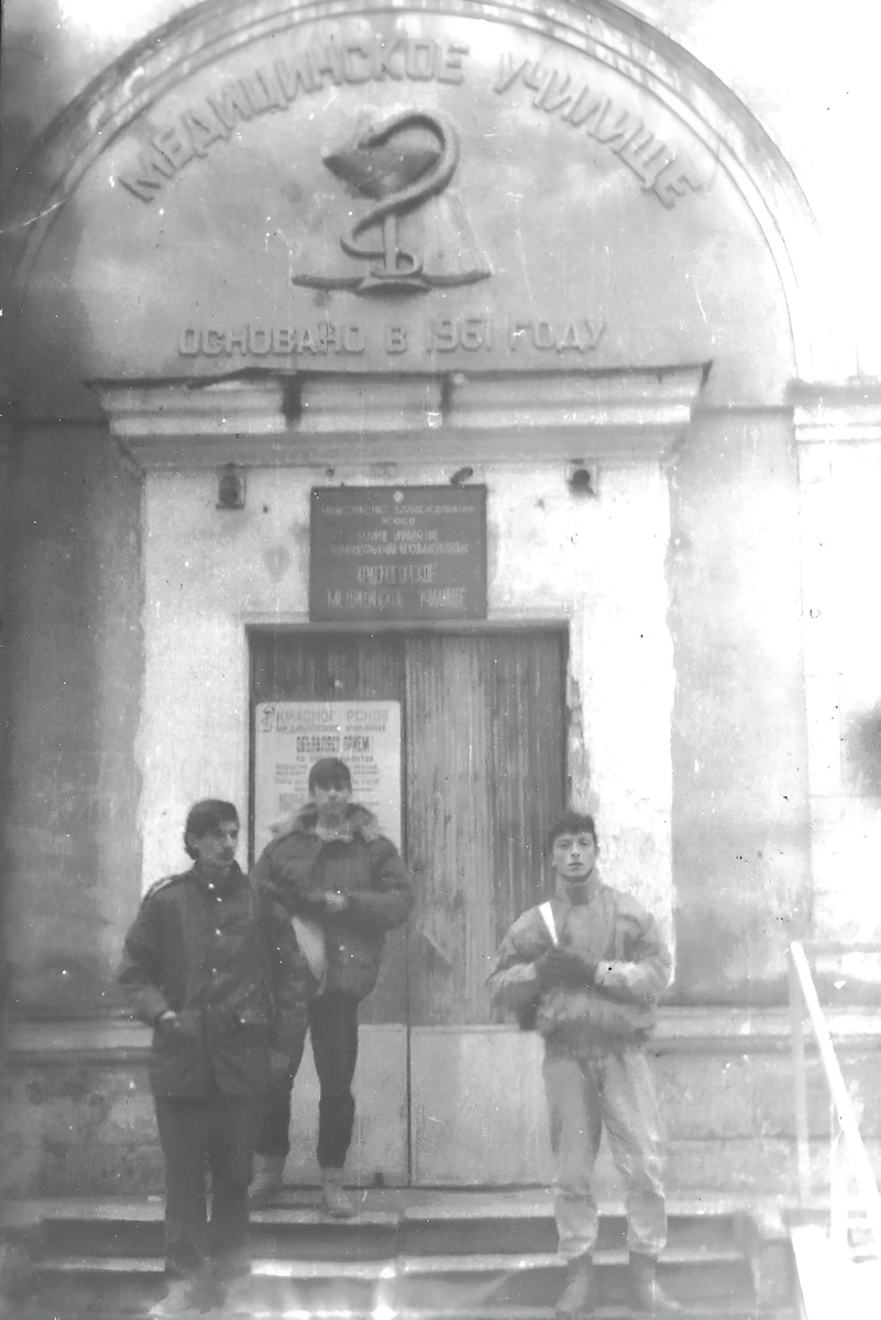 Осень 1992 года. Третий курс. Сестринское отделение. Я в центре