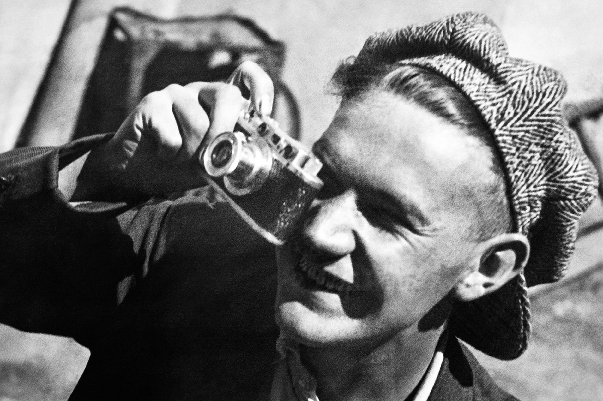 Фотокореспондент Евгений Халдей