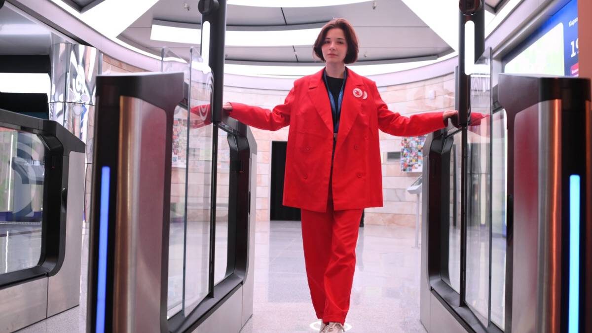    Медиатор площадки на форуме «Москва 2030» Мария Бандур показывает новые турникеты / Фото: Пелагия Замятина / Вечерняя Москва