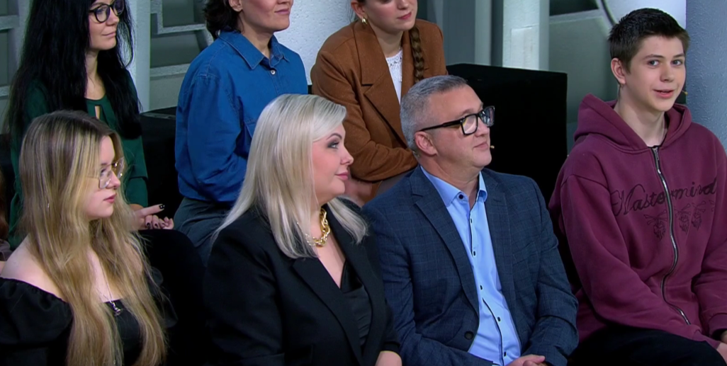 Группа поддержки (слева направо): племянница, жена брата, брат и младший сын