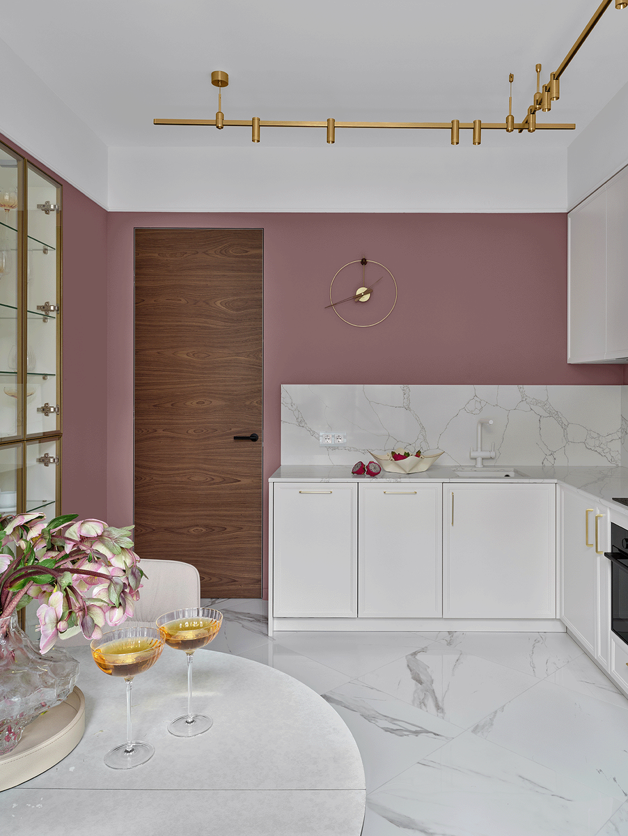 Скрытые двери DORIAN в натуральном шпоне. Отделка WALNUT Stried. Проект дизайнера Анастасии Уфимцевой