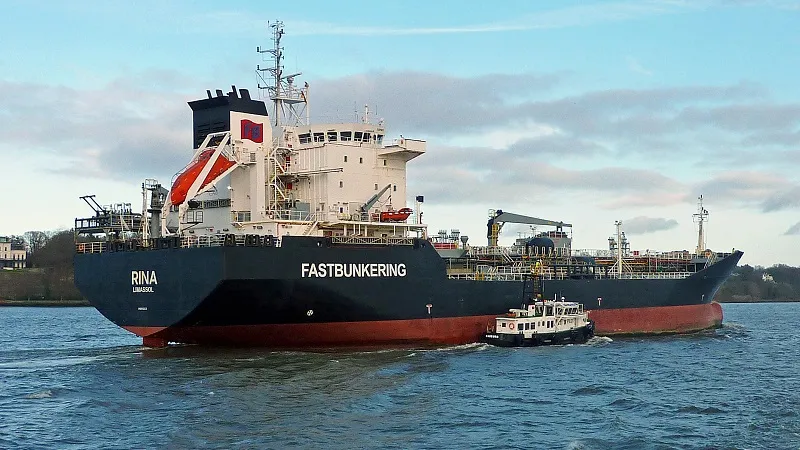 Танкер Rina, который проводил дозаправку танкеров теневого флота
Фото:
Wikimedia Commons / CC BY 3.0 / Wolfgang Frickе