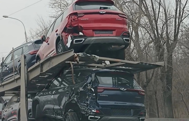 Скорее всего, когда автовоз поварачивал, зацепил хвостом стену или что-то такое