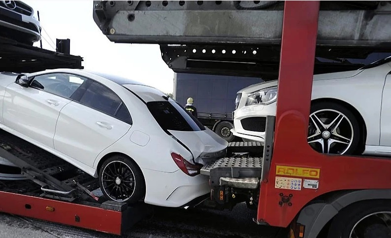 плохо закрепили машину на автовозе