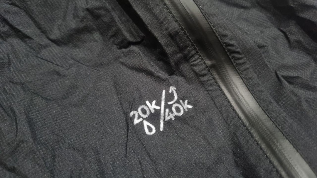 Эти штаны выдержат сильный дождь, ветер и попадание в воду, а ещё будут отводить пар от тела даже при очень активных нагрузках. Фото: Аня Васильева