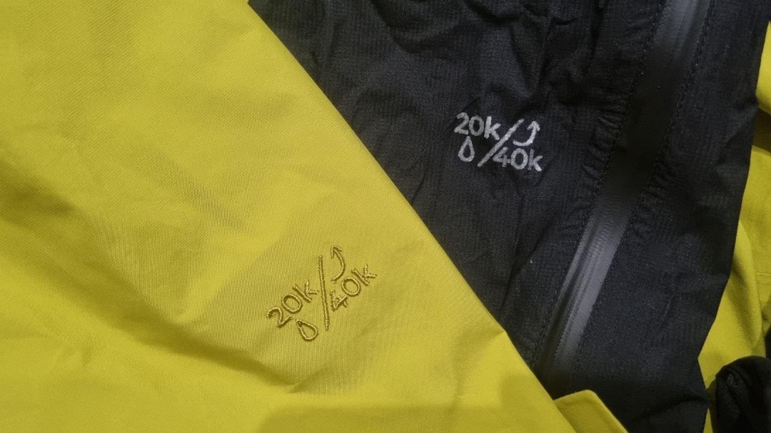 Вот так выглядят обозначения водостойкости и паропроницаемости на мембранной одежде. Фото: Аня Васильева