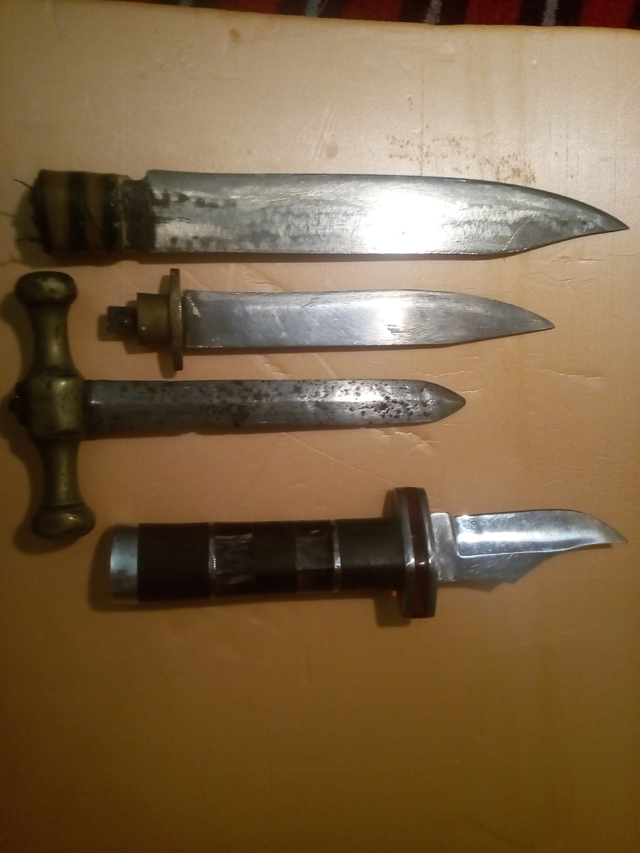 Нижний - сделан из обломка.  Пока не сломался был ХО.  А реперь клинок - 8 см.  :0)))