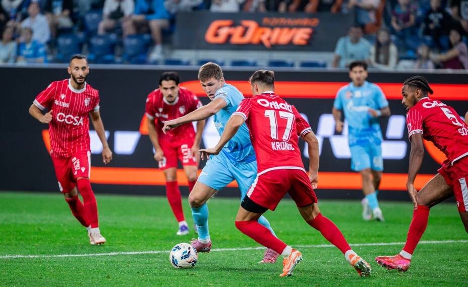    Форвард «Зенита» Александр Соболев таранит оборону «Сьона». Фото: ФК «Зенит»