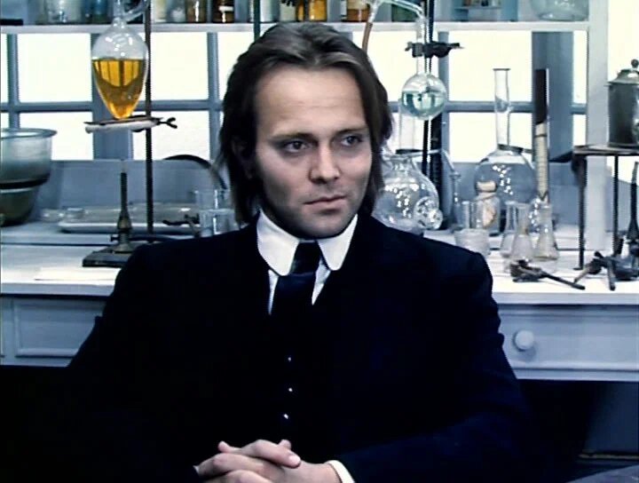 Кадр из советской экранизации "Человек-невидимка". Вот этот человек скоро выпьте розовую жидкость и в страшных мучениях станет невидимым:)
