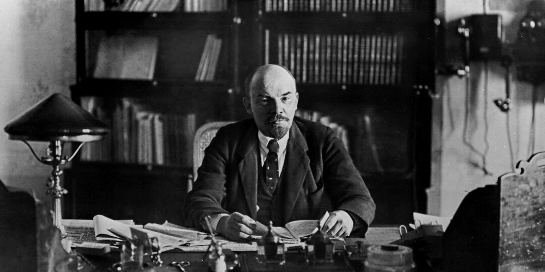 Владимир Ленин сказал: "Быть коммунистом - значит давать пример воспитания и дисциплины"