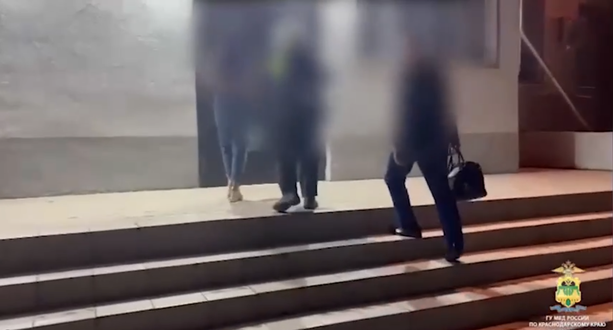 Бабу Люсю привезли в полицию, чтобы подтвердить, что полицейский мертв. Фото: МВД по Краснодарскому краю