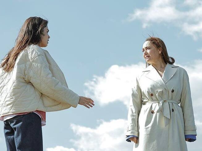 Фрагмент из сериала "Сердцебиение". Рейхан и Аслы. Сибель Ташчиоглу, Лизге Джемерт.