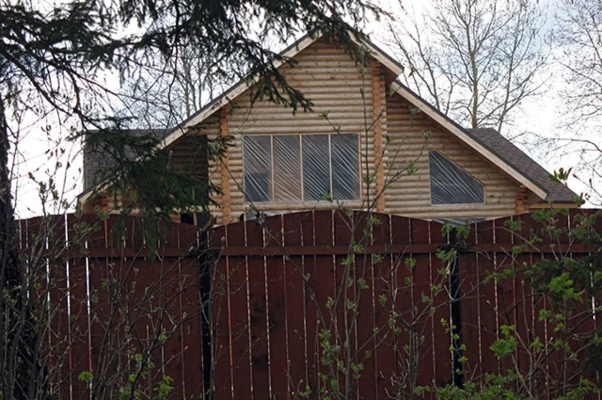    Продажа, дарение или завещание здания без земельного участка, на котором оно находится, не допускается, если у объектов один собственник.