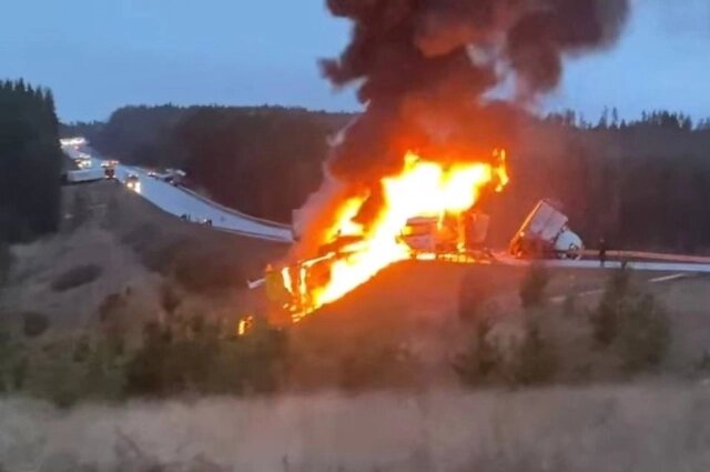    После столкновения сразу же вспыхнул крупный пожар. Фото: УГИБДД по Иркутской области