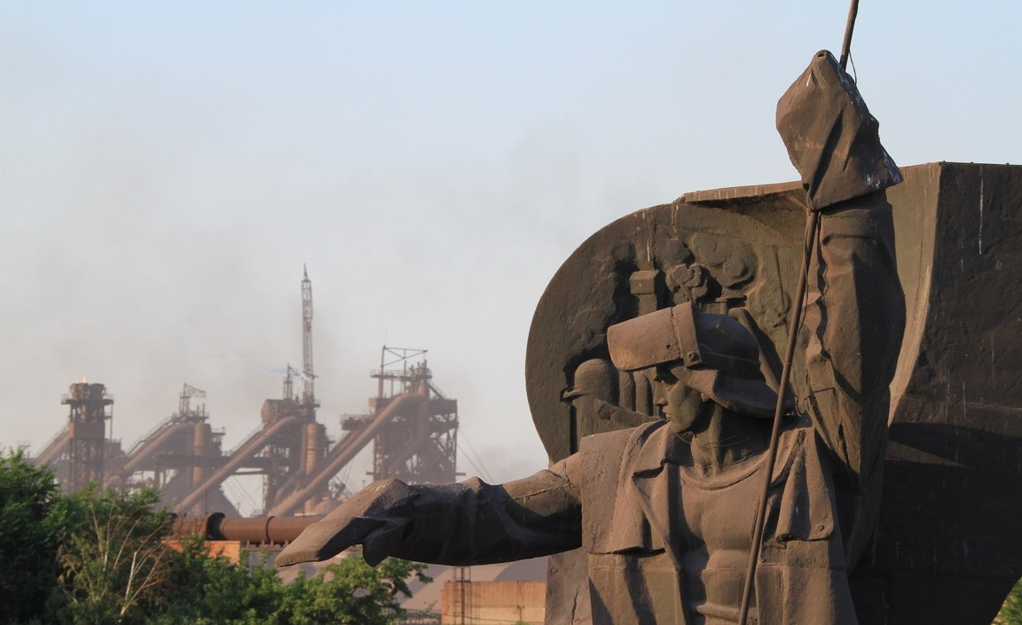 Памятник в Новтроицке. Фото с сайта https://goru.travel/place/monument-metallurg. Взято с Яндекс.Картинки