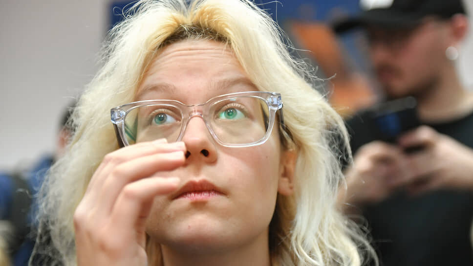 Судебное заседание по делу солистки уличной группы "Стоптайм" Наоко (Диана Логинова), обвиняемой по делу о публичной дискредитации армии, в Ленинском районном суде. Солистка уличной группы "Стоптайм" Наоко (Диана Логинова) во время заседания..📷Фото: Александр Коряков / Коммерсантъ