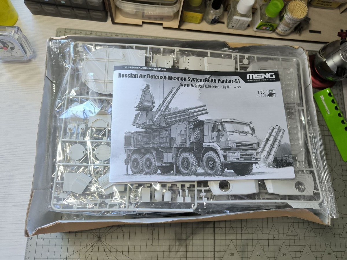 Дуэль "Звезда" против "Менг'а" | К барьеру, господа дуэлянты. Сборная модель российского самоходного зенитного ракетно-пушечного комплекса (ЗРПК) "Панцирь С-1". Масштаб 1/35. Производитель "MENG" (Китай). Фото из ТГ-группы © 2025 год.