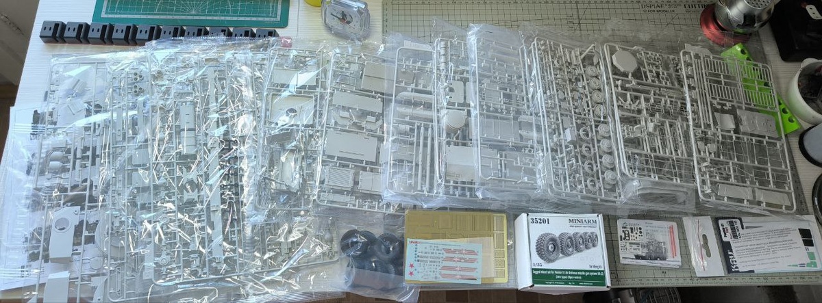 Дуэль "Звезда" против "Менг'а" | К барьеру, господа дуэлянты. Сборная модель российского самоходного зенитного ракетно-пушечного комплекса (ЗРПК) "Панцирь С-1". Масштаб 1/35. Производитель "MENG" (Китай). Фото из ТГ-группы © 2025 год.