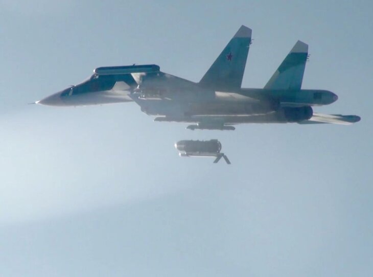     Су-34 во время бомбометания. Скриншот статьи с сайта militarywatchmagazine.com.