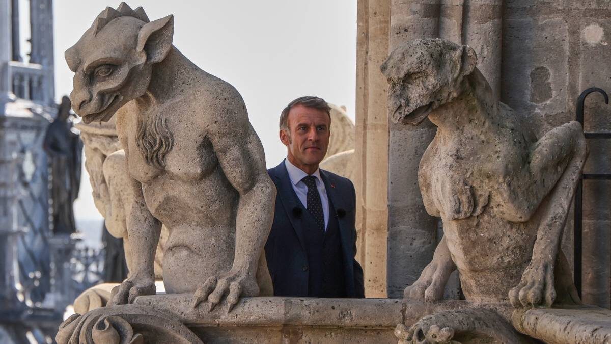    Президент Франции Эмманюэль Макрон принял участие в церемонии открытия башен собора Парижской Богоматери в Париже / Фото: АР / ТАСС