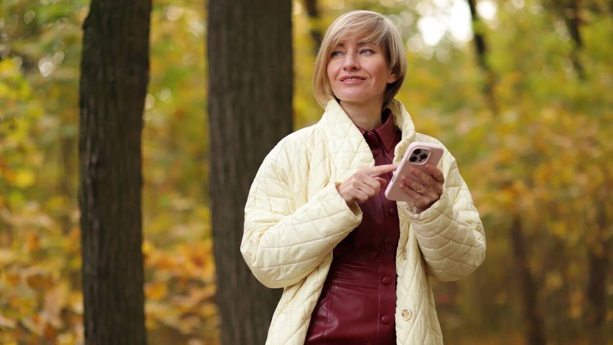    Дизайнер Елена Лобова наслаждается осенью в музее-заповеднике «Царицыно» / Фото: Анатолий Цымбалюк / Вечерняя Москва