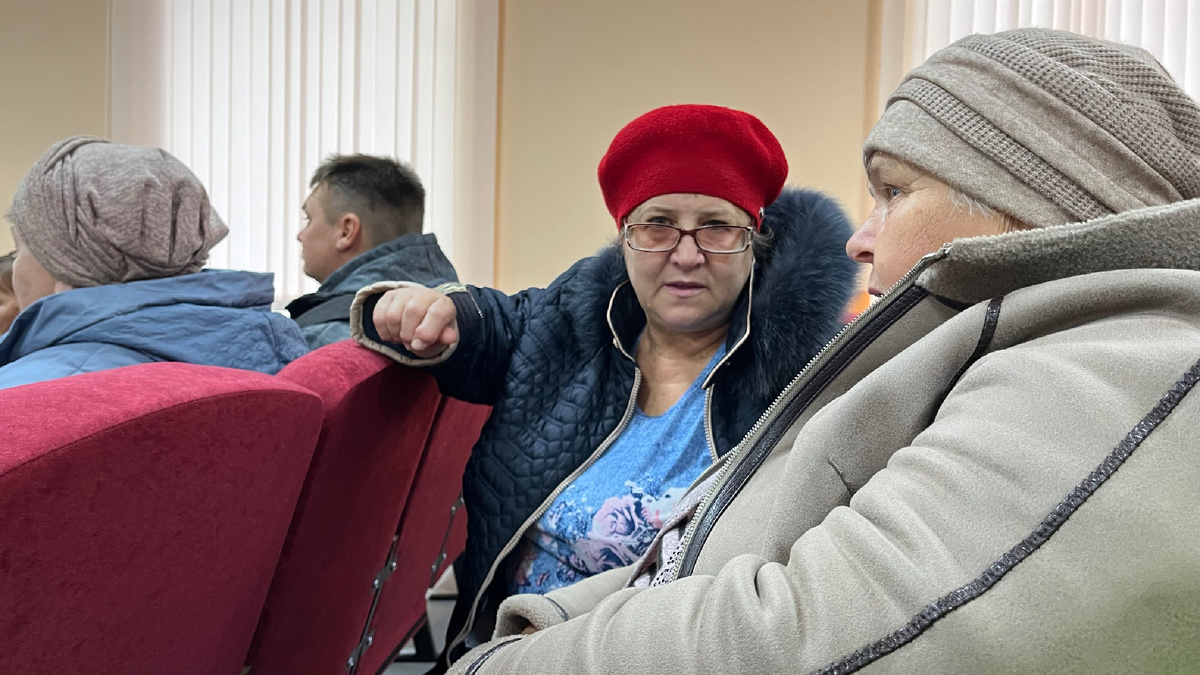 Алла в ожидании праздника в Доме Культуры