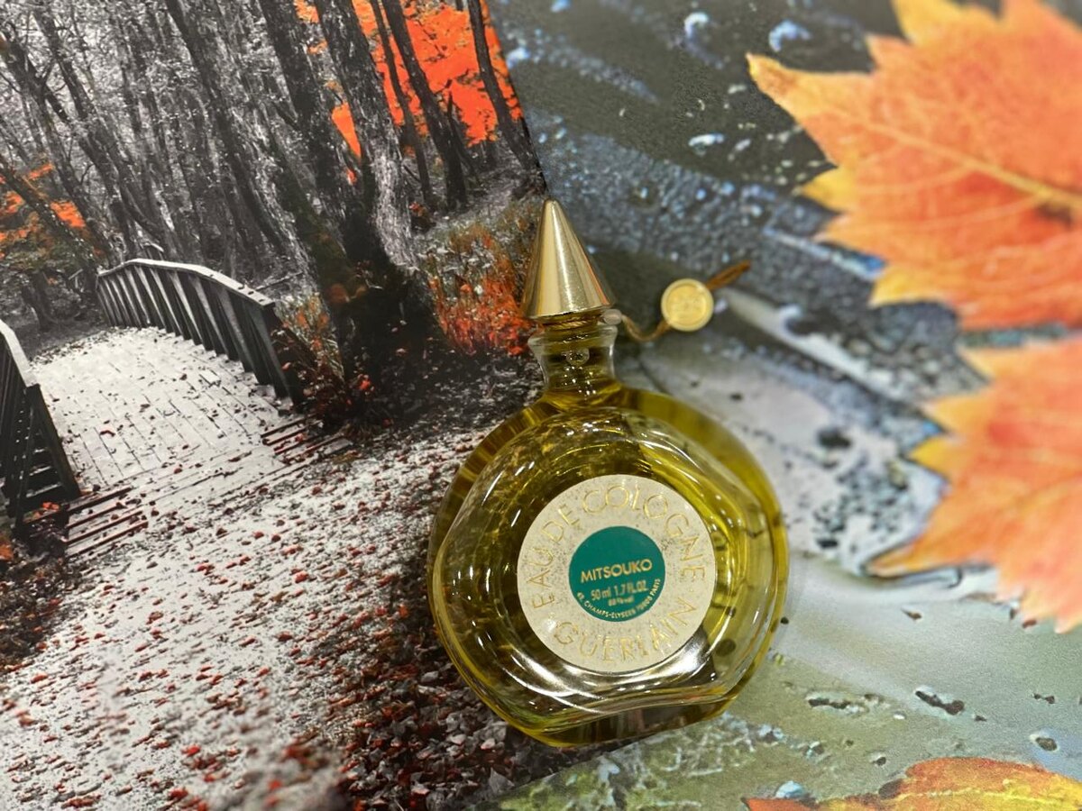 Mitsouko Eau de Toilette Guerlain — это аромат для женщин, он принадлежит к группе шипровые фруктовые. Mitsouko Eau de Toilette выпущен в 1919 году. Парфюмер: Jacques Guerlain. Верхние ноты: Бергамот, Роза, Жасмин и Цитрусы; средние ноты: Персик, Иланг-иланг, Сирень, Роза и Жасмин; базовые ноты: Дубовый мох, Специи, Ветивер, Корица и Амбра.
