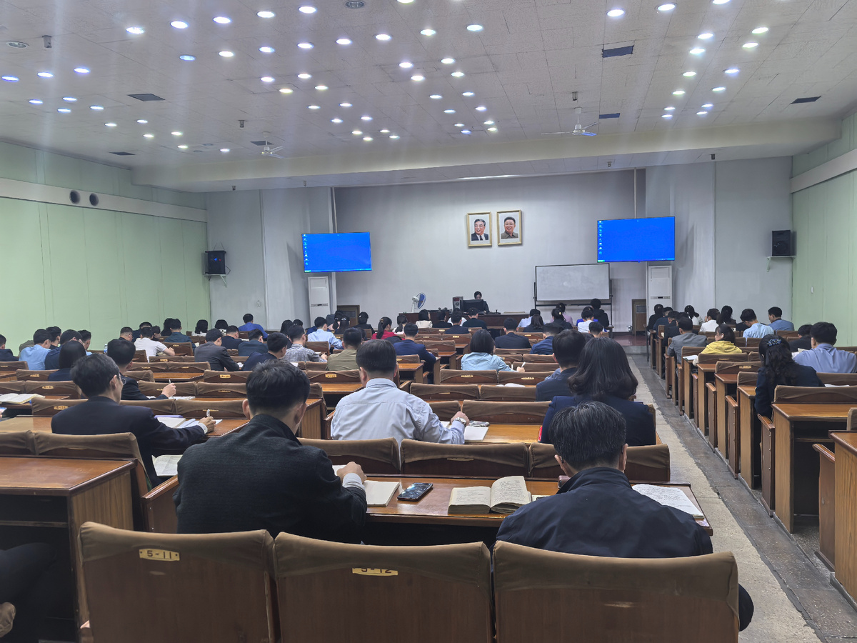 На занятиях русским языком с мобильниками сидят.