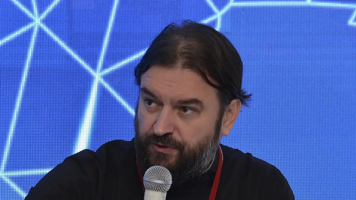    Митрофорный протоиерей, настоятель Храма Троицы Живоначальной в Хохлах Андрей Ткачёв. © Википедия