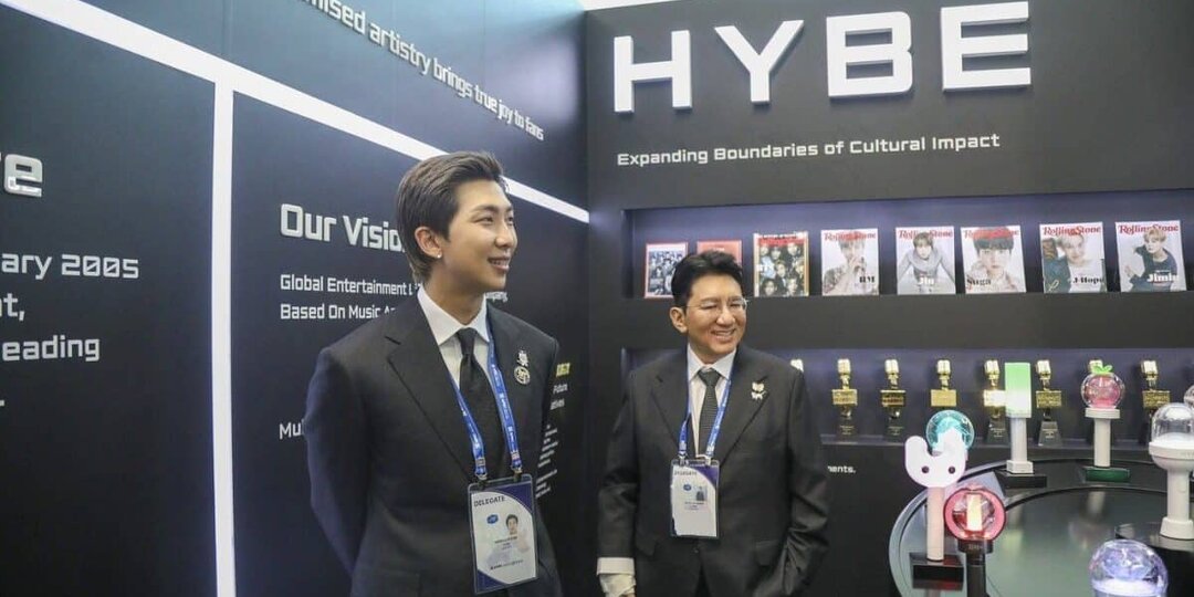 RM из BTS и Бан Ши Хёк посетили саммит АТЭС + RM выступил с речью о K-pop