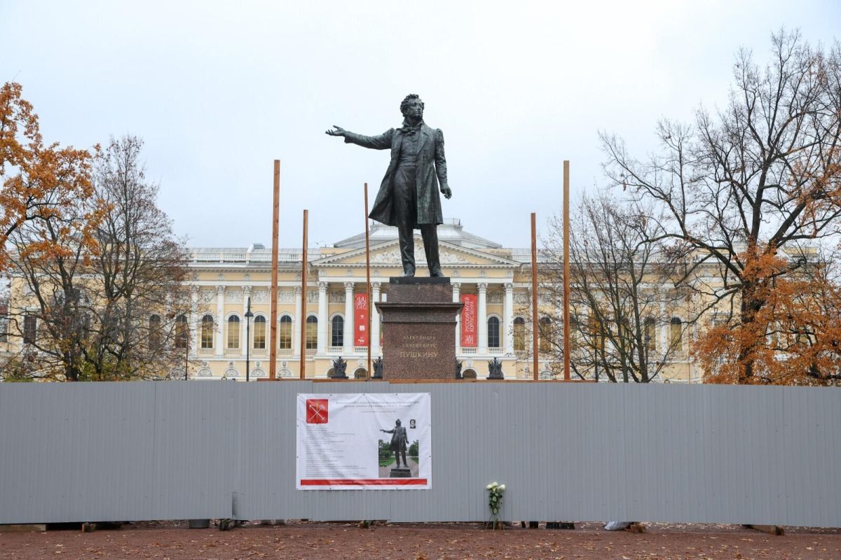    Специалисты уже частично демонтировали плиты отмостки памятника