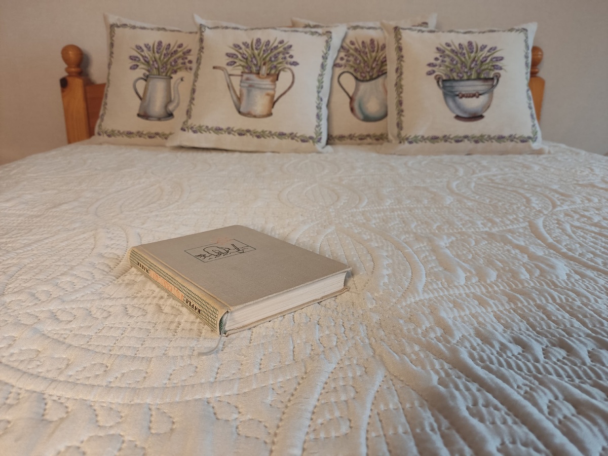 На таком покрывале можно смело валяться с книжкой