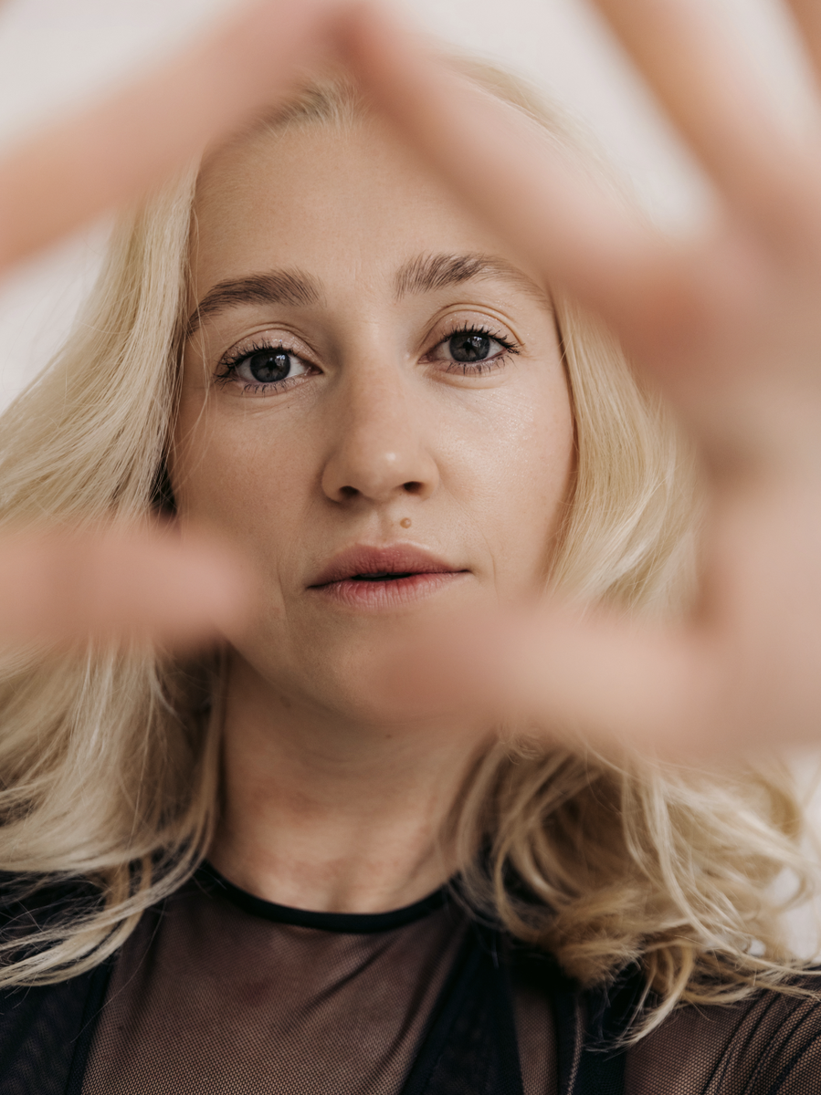 Симптом — это не наказание и не сбой, а способ быть услышанным.
В терапии мы учимся слушать тело и мир внутри себя — чтобы не лечить боль, а понимать, что она хочет сказать.