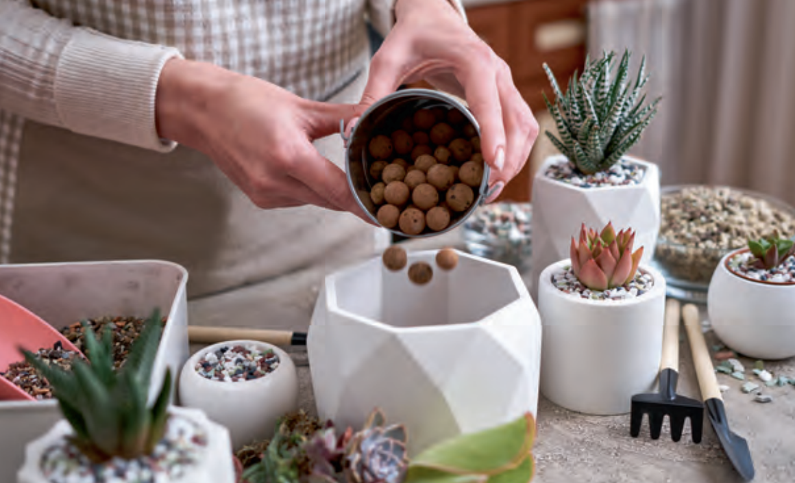 Укладка дренажа на дно цветочного горшка