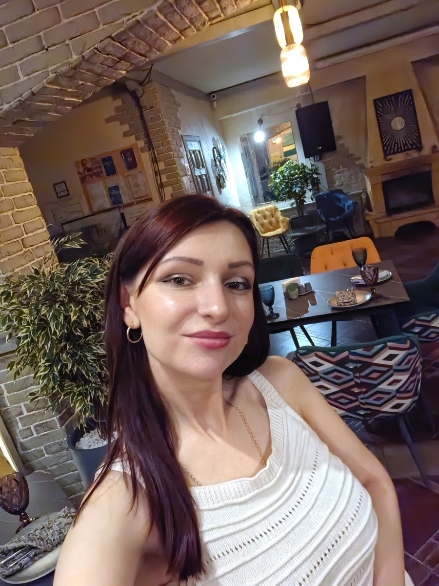 А я спешу еще раз напомнить, меня зовут Виктория. Добро пожаловать на мой канал! Мне немного за 30, но возраст это всего  лишь строчка в паспорте. Я верю, что жизнь прекрасна в любом возрасте, и хочу делиться с вами своими новыми открытиями. На этом канале я публикую обзоры на одежду, косметику, товары для кухни, дома и интерьера с популярных площадок Wildberries и Озон. Рада видеть вас здесь! Надеюсь, наши взгляды совпадают❤️